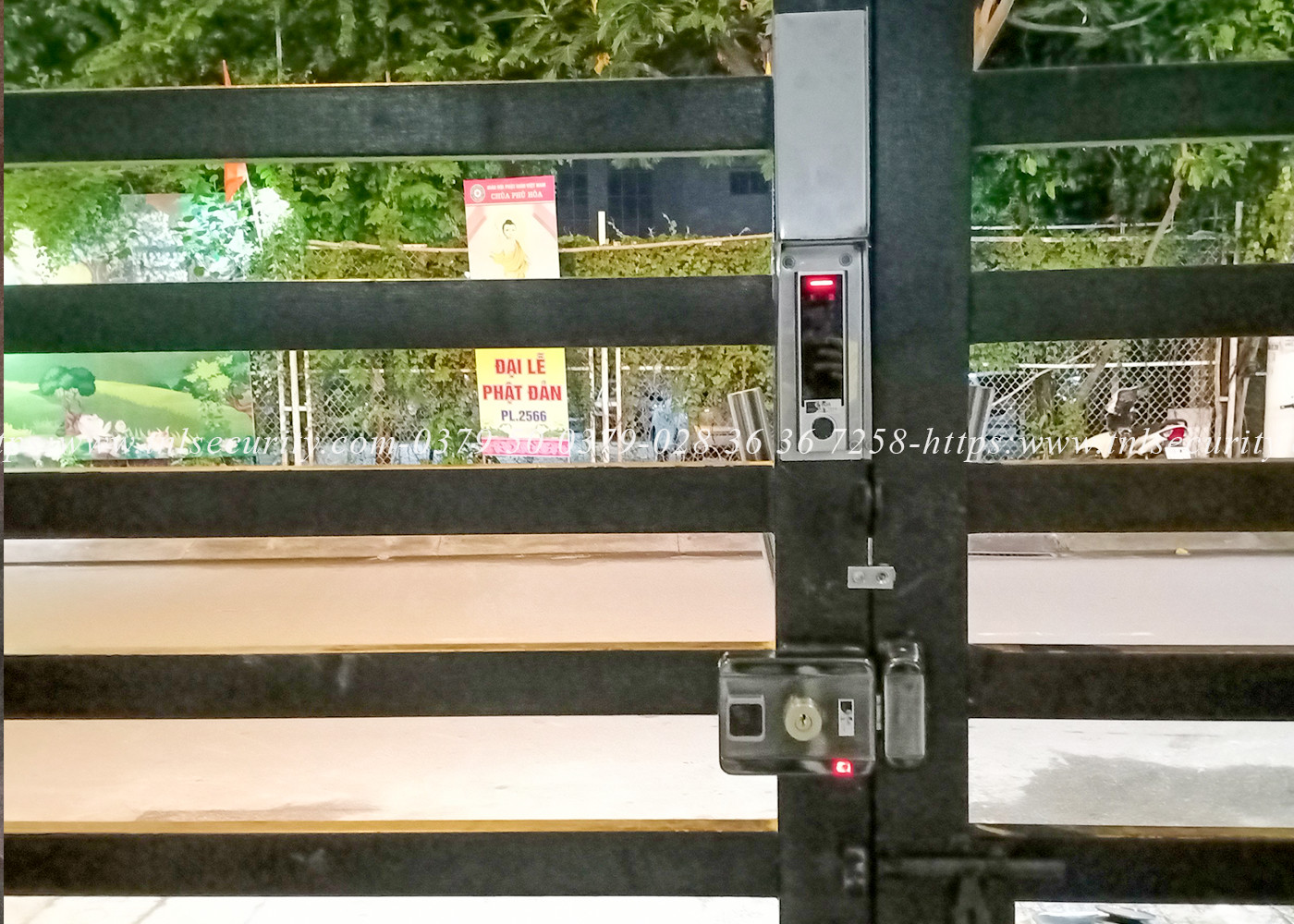 Lap-dat-khoa-dung-app-dien-thoai-van-tay-cho-cua-sat-hai-canh-tai-Tan-Binh